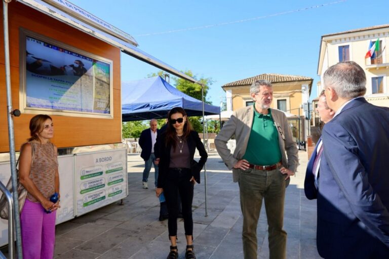 Abruzzo, Marsilio in visita alla casa della salute mobile a Crecchio