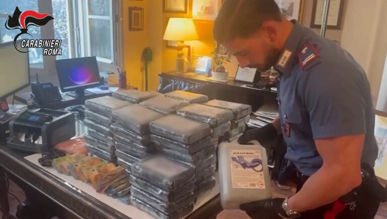 In casa con 67 chili di droga e due pistole, arrestato un 35enne a Roma