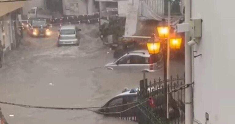 Violento nubifragio a Ischia, l’acqua trascina le auto dei Carabinieri / Video