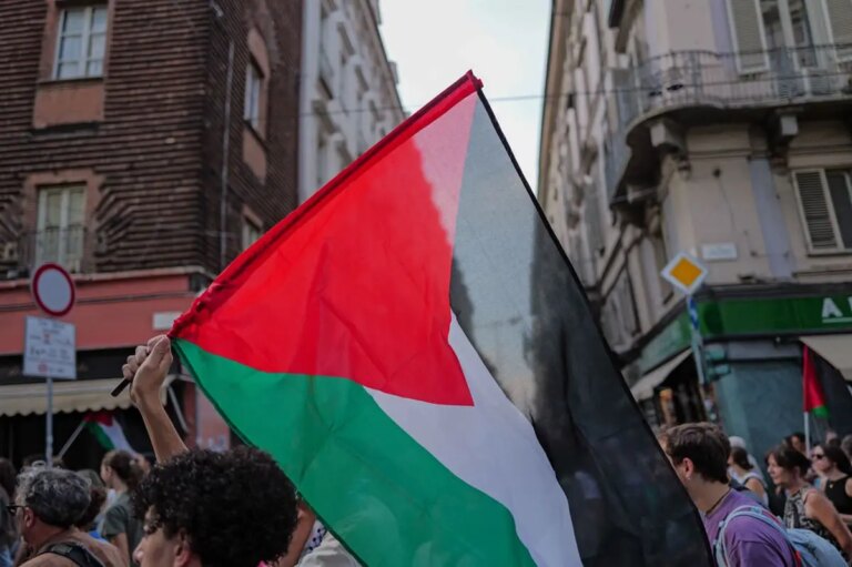 Scontri tra manifestanti e Polizia al corteo Pro Pal per bloccare l’aeroporto di Torino