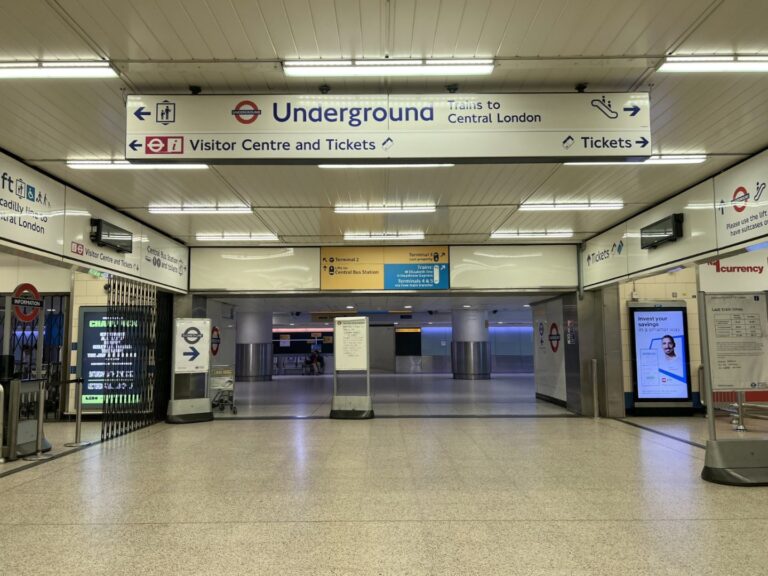 Cyberattacco contro gli aeroporti europei: colpiti Bruxelles, Berlino e Heathrow a Londra