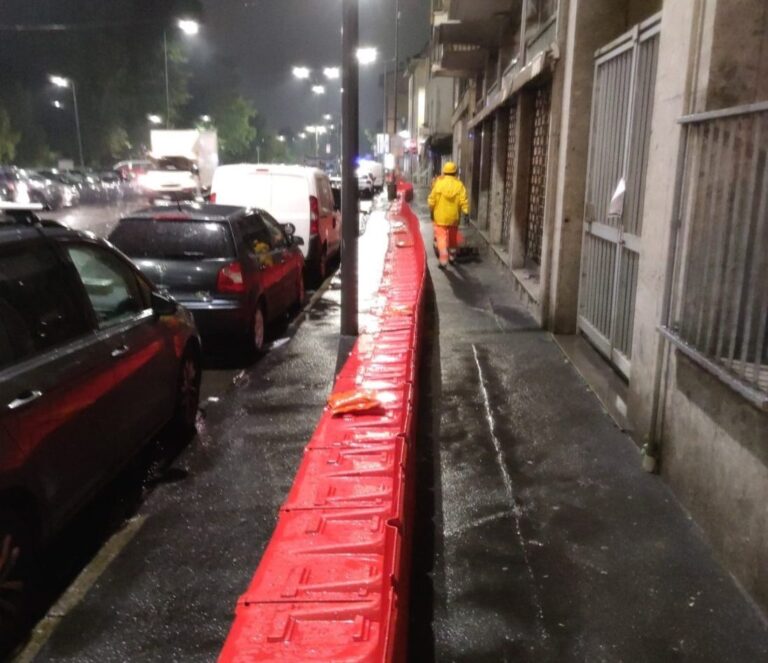 Maltempo, esondato il torrente Certesa a Seveso. A Milano posizionate le barriere mobili nel quartiere ponte Lambro