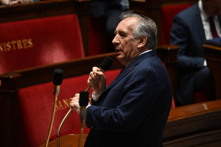 Francia, cade il governo Bayrou. Le Pen: “Questa è la fine di un’agonia”