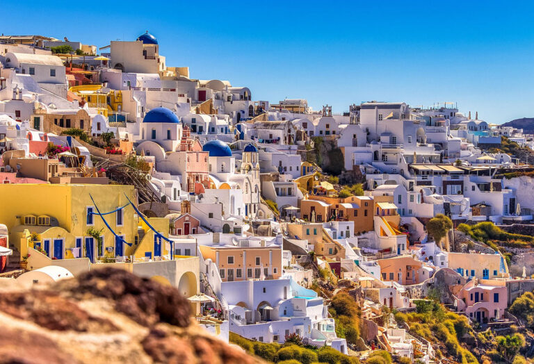 Santorini si conferma tra le mete più gettonate per le vacanze estive