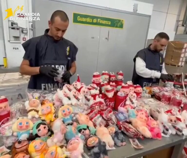 Lotta alla contraffazione, sequestrati all’Aeroporto di Malpensa oltre 1,5 milione e mezzo di figurine e giocattoli contraffatti