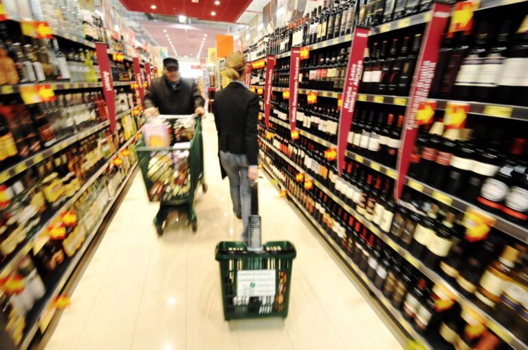 Occupazione in crescita e prezzi in rallentamento, ma la spesa delle famiglie non prende slancio