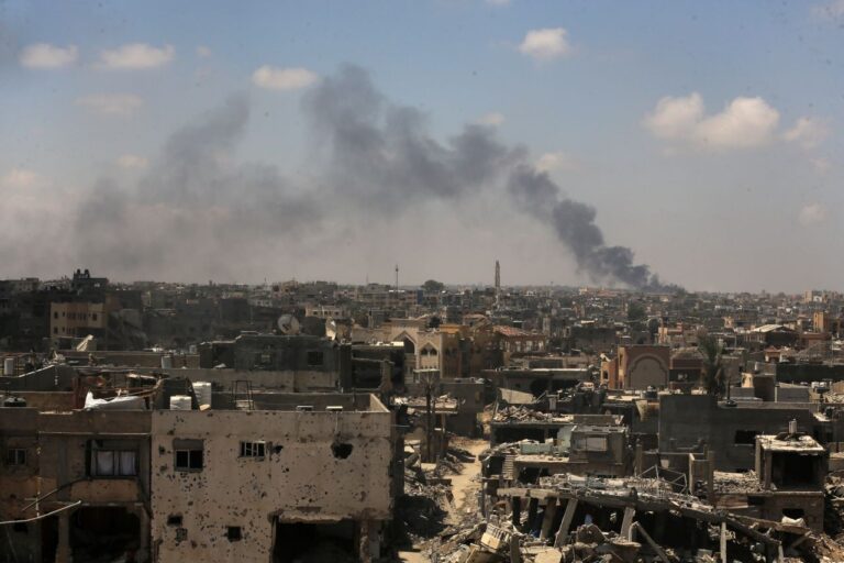 Media, raid Idf nel sud della Striscia di Gaza: c’è un morto. Israele valuta “linee di azione” se Hamas non rilascia gli ostaggi stasera