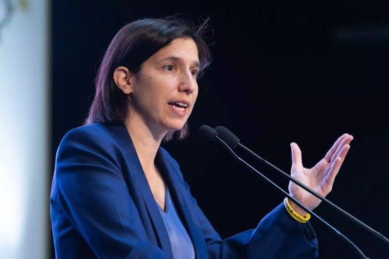 Schlein al Pse “In Italia democrazia e libertà di parola a rischio con la destra al Governo”