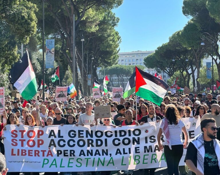 Migliaia di persone in corteo a Roma per Gaza, la Polizia sequestra aste e maschere antigas