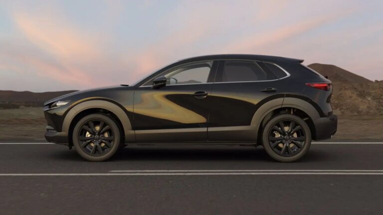 Mazda lancia “Black is the new Black”