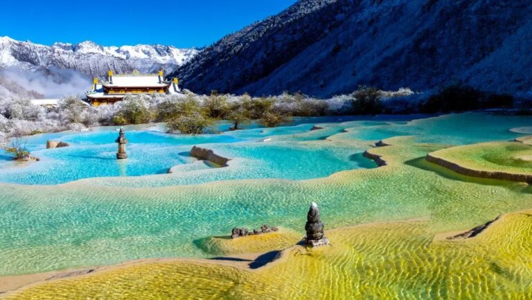 Cina: prima nevicata a Huanglong, atmosfera magica tra laghetti naturali (1)