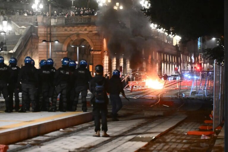 Bologna, scontri alla manifestazione per Gaza. Il sindaco Lepore “Guerriglia urbana inaccettabile”