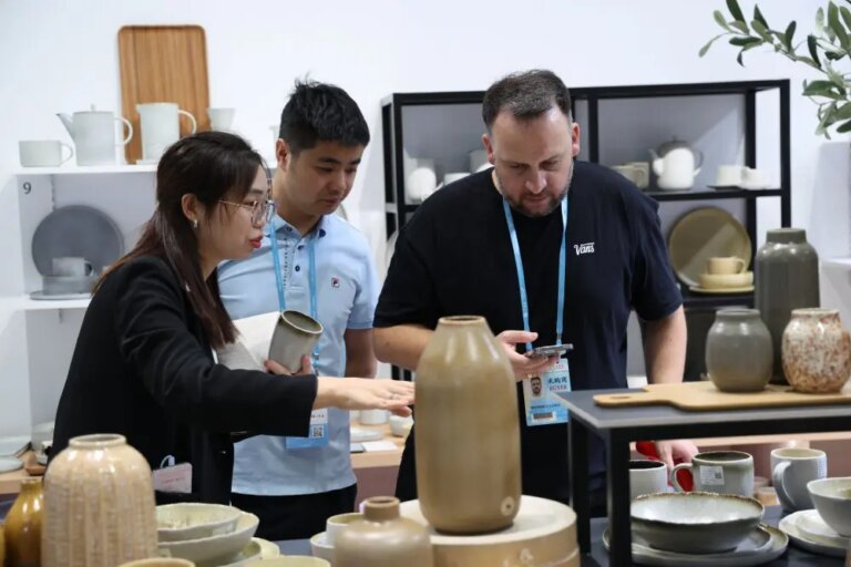 Cina: a Guangzhou seconda fase della 138esima Fiera di Canton (1)