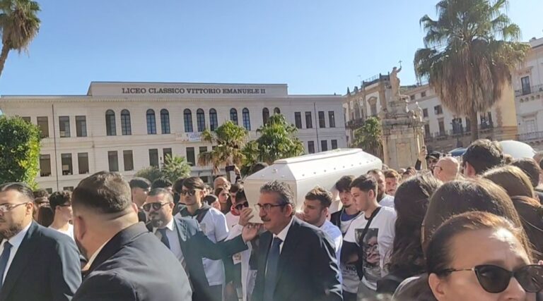 L’abbraccio di Palermo a Paolo Taormina, l’ultimo saluto in un misto di commozione e rabbia