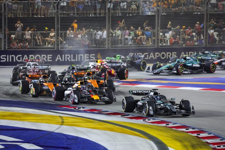 Russell vince il GP di Singapore davanti a Verstappen. McLaren vince il Mondiale costruttori