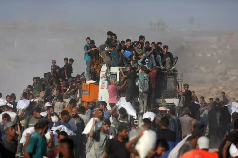 Gaza, attivisti israeliani di destra bloccano l’accesso degli aiuti umanitari “Prima Hamas restituisca i corpi degli ostaggi”