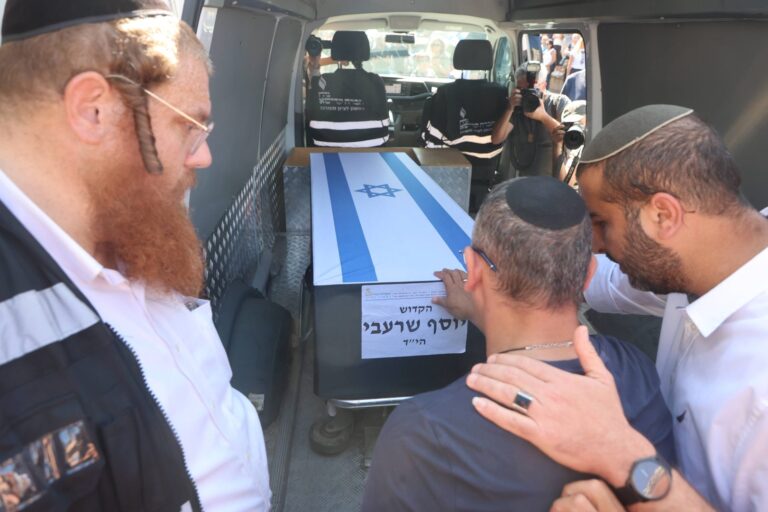 Media “Nella bara consegnata ieri sera da Hamas a Israele ci sono i resti di un ostaggio già restituito”