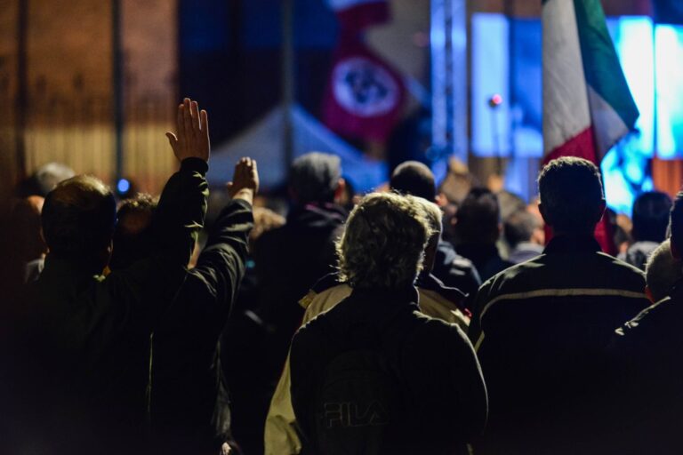 Parma, cori fascisti nella sede di Fratelli d’Italia. Il Pd: “Meloni condanni senza esitazione”