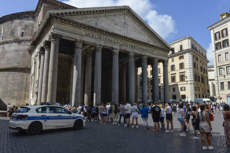 Cade dal muro del Pantheon, muore un turista giapponese di 70 anni