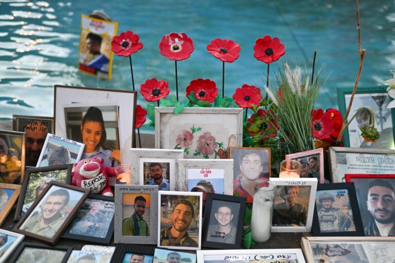 Gaza, Hamas rilascia tutti i 20 ostaggi vivi e li consegna alla Croce Rossa. Migliaia di persone in piazza a Tel Aviv