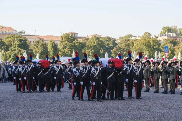 A Padova i funerali di Stato dei tre carabinieri uccisi, presenti Mattarella e Meloni
