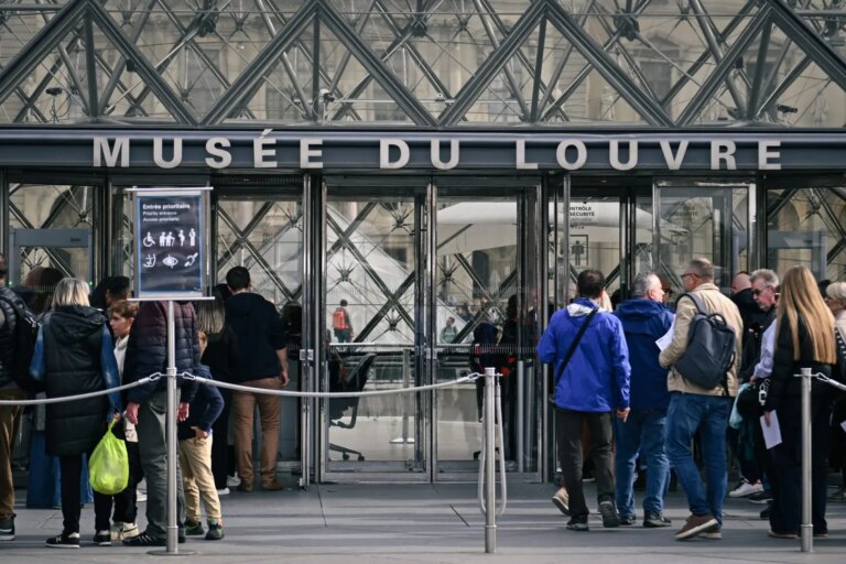 Furto al Louvre, arrestate due persone: stavano per fuggire all’estero