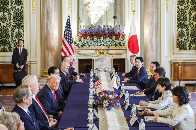 Trump in Giappone: “Siamo il paese più rispettato e più forte del mondo”