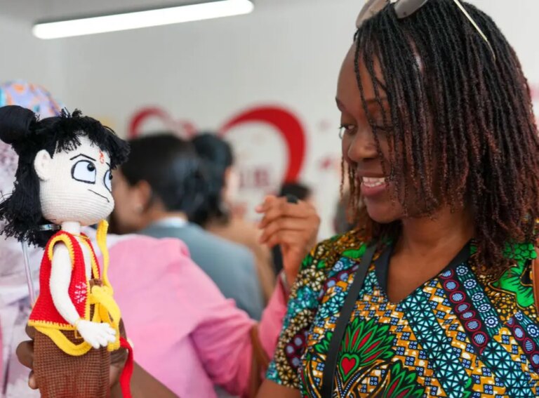 Cina: a Pechino delegate visitano centro servizi durante incontro su donne (2)