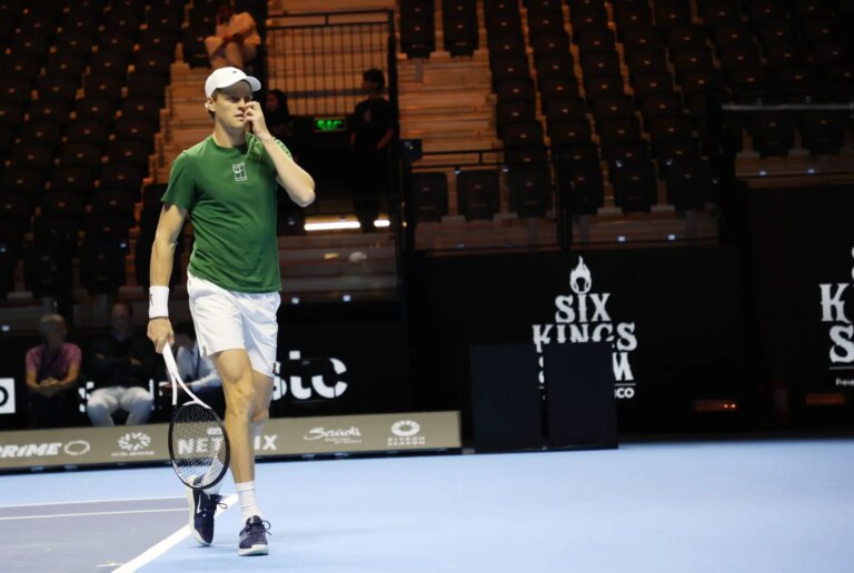 Six Kings Slam, Sinner batte Tsitsipas e vola in semifinale: affronterà Djokovic