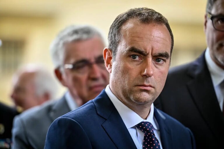 Il primo ministro francese Sébastien Lecornu lascia l’incarico, Macron accetta le dimissioni