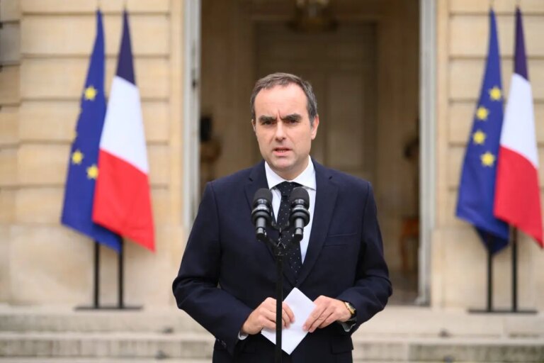 Francia, Macron rinomina Lecornu primo ministro. Il premier “Accetto per dovere la missione affidatami dal Presidente”