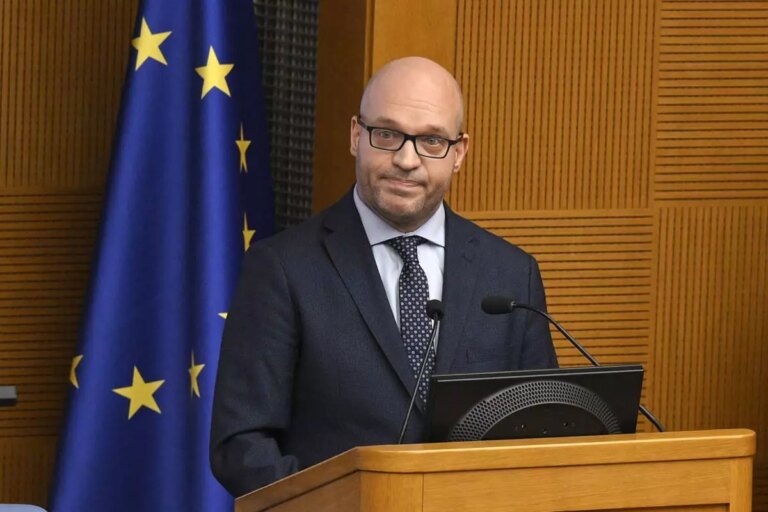 Fontana “L’Intelligenza Artificiale pone questioni che toccano il cuore della democrazia” / Video