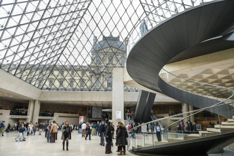 Rapina in pieno giorno al Louvre, rubati i gioielli della collezione di Napoleone