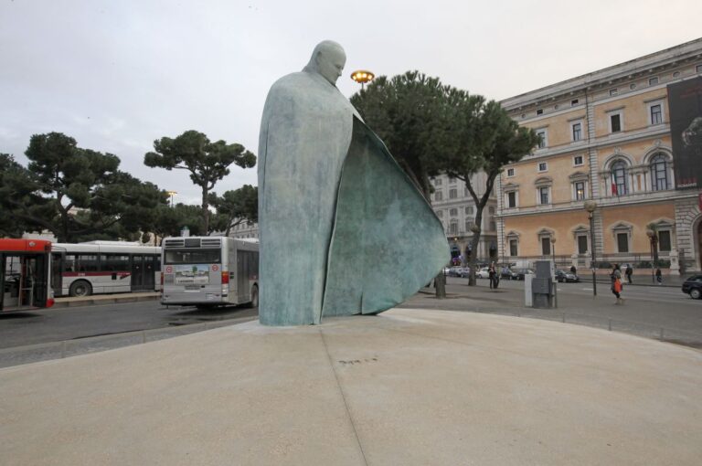 Imbrattata a Roma la statua di Papa Wojtyla, Meloni “Atto indegno”