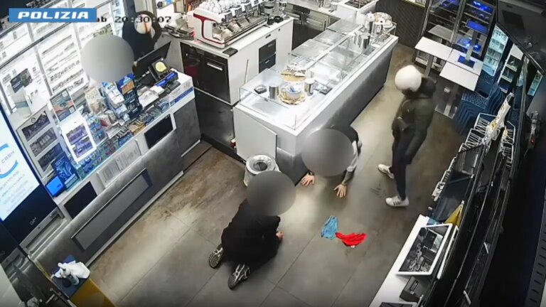 Rapinavano tabaccherie, sale slot e bar a Roma: arrestata una banda, in 4 in manette