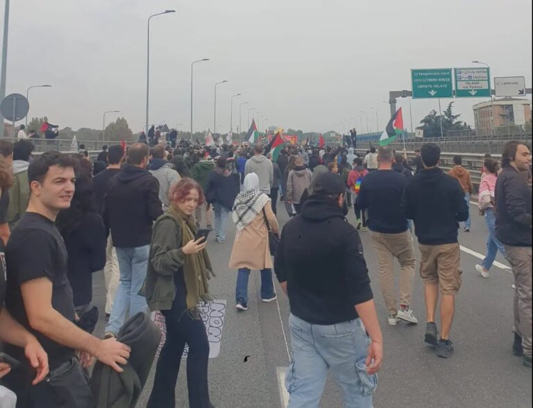 Il corteo Pro Pal raggiunge la tangenziale Est di Milano, traffico bloccato
