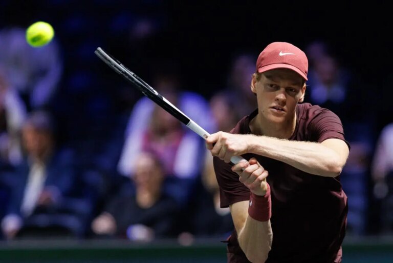 Jannik Sinner batte Cerundolo in due set e vola ai quarti al Masters 1000 di Parigi. Sonego si arrende a Medvedev