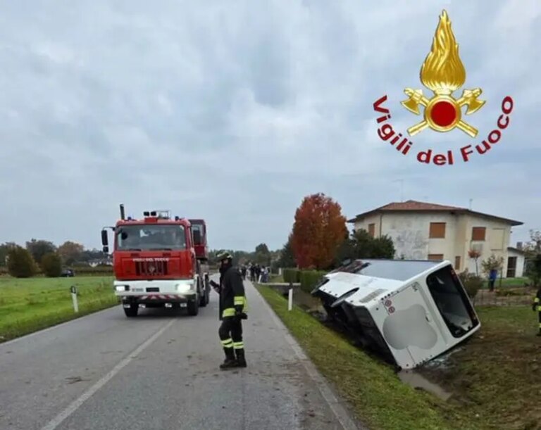 Scontro tra un pullman di studenti e un’auto nel Trevigiano. Morto il conducente del suv, 15 ragazzi feriti