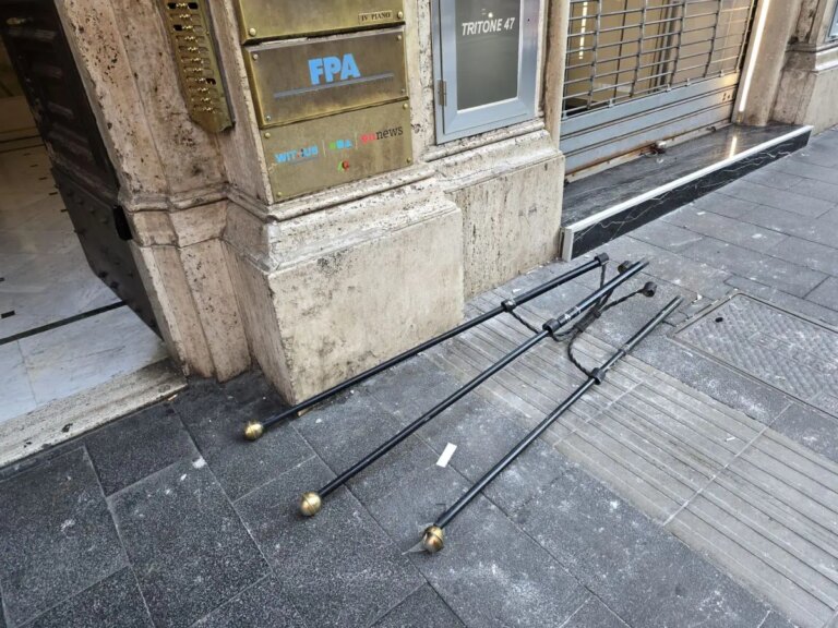 Divelte dai Pro-Pal le bandiere della sede romana della Regione Veneto, Zaia “Superato il limite”