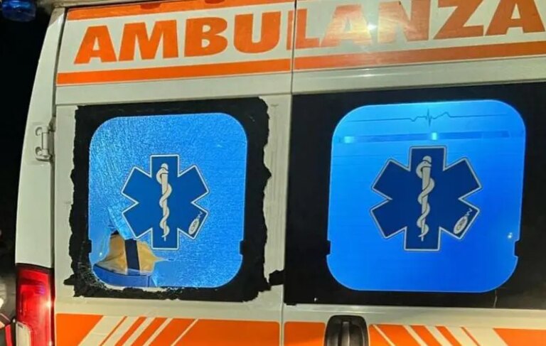 Roma, nella notte scontro fra due auto: muore una ragazza, tre feriti