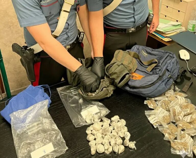 Blitz antidroga a Roma, sequestrati 2,3 kg di droga: 15 arrestati