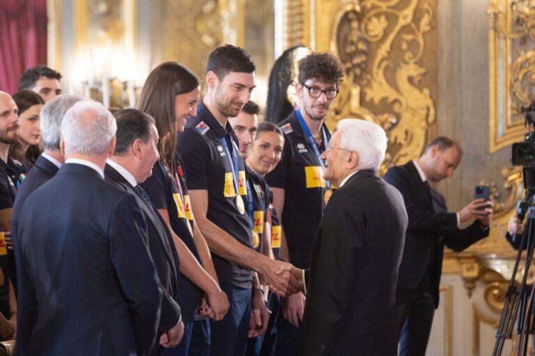 Il volley azzurro al Quirinale e a Palazzo Chigi. Mattarella “Formidabili”, Meloni “Grazie per le emozioni” / Video