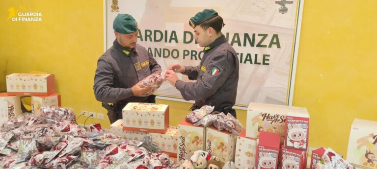 Sequestrati a Genova device Apple, Labubu e abbigliamento di noti marchi falsi / Video