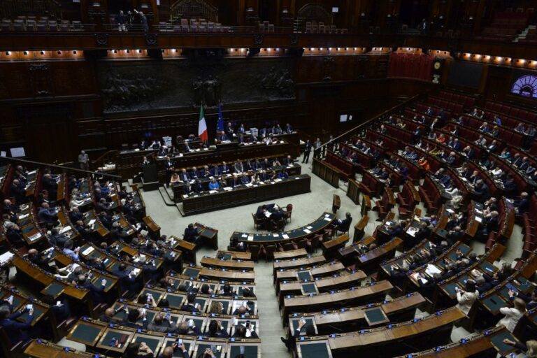 Il ddl Femminicidio è legge, la Camera lo approva all’unanimità
