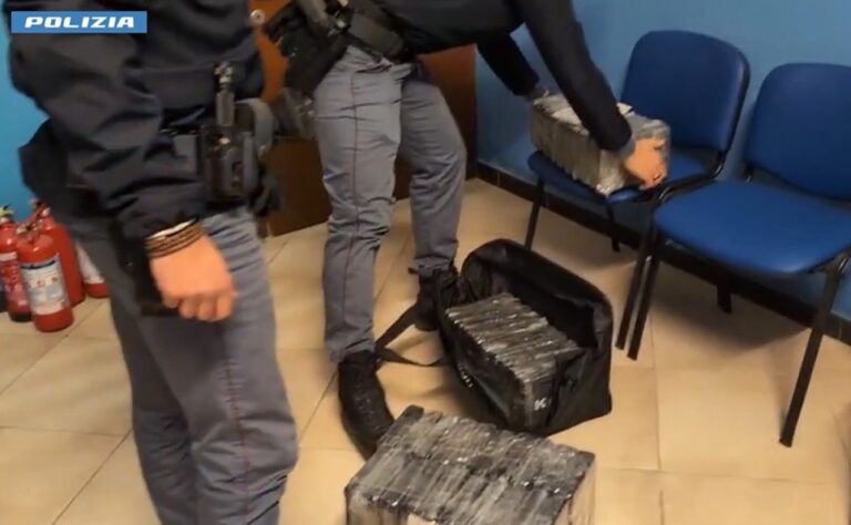 Sequestrati 230 kg di cocaina alla frontiera di Ventimiglia, arrestato camionista / Video