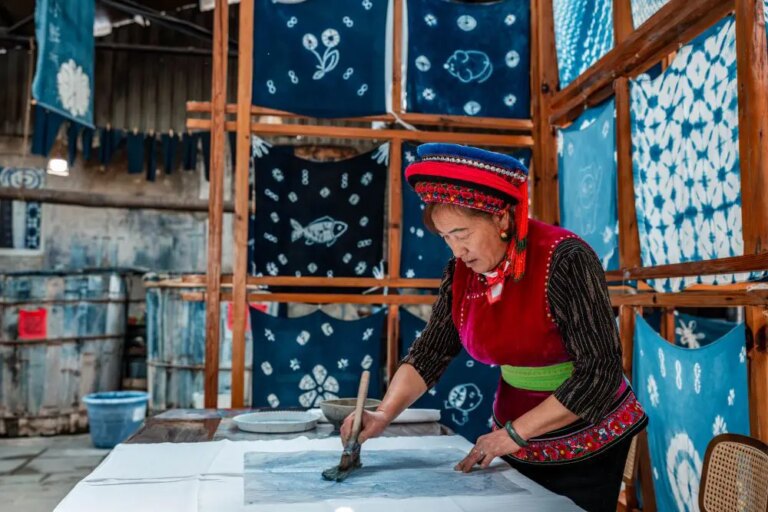 Cina: la tradizione del tie-dye Bai rivive nel villaggio di Zhoucheng (2)