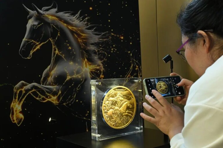 Cina: presentate a Pechino monete commemorative per l’Anno del Cavallo (2)