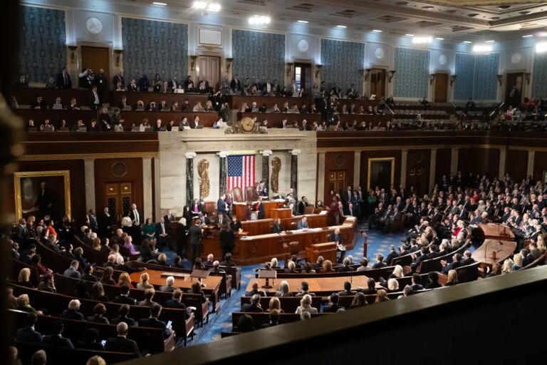 La Camera Usa approva la legge per divulgare i file Epstein, sconfitta per Trump