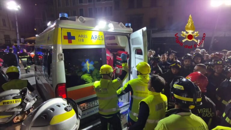 Roma, crolla una parte della Torre dei Conti: morto l’operaio estratto dalle macerie. Annullato il sorvolo delle Frecce Tricolori / Video