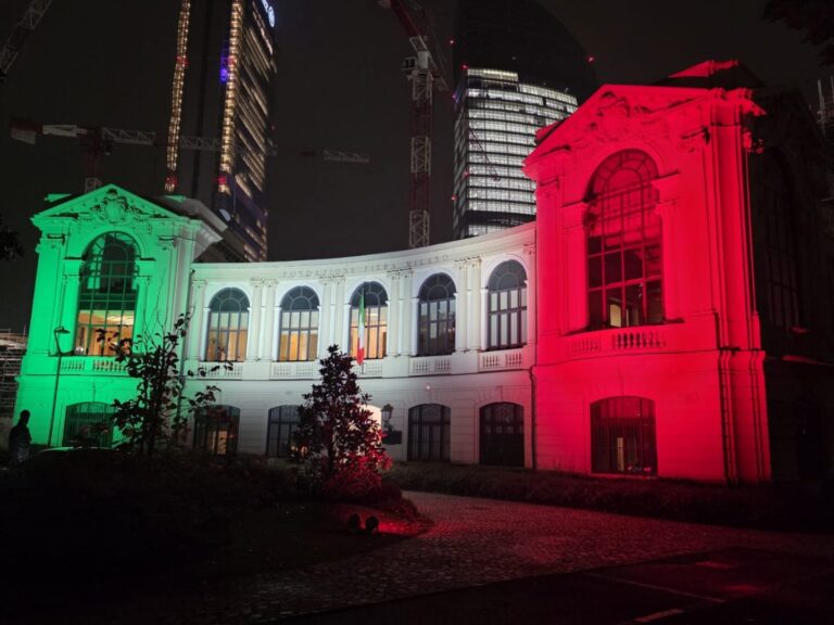 La sede di Fondazione Fiera Milano illuminata dal tricolore per la Giornata dell’Unità Nazionale e delle Forze Armate